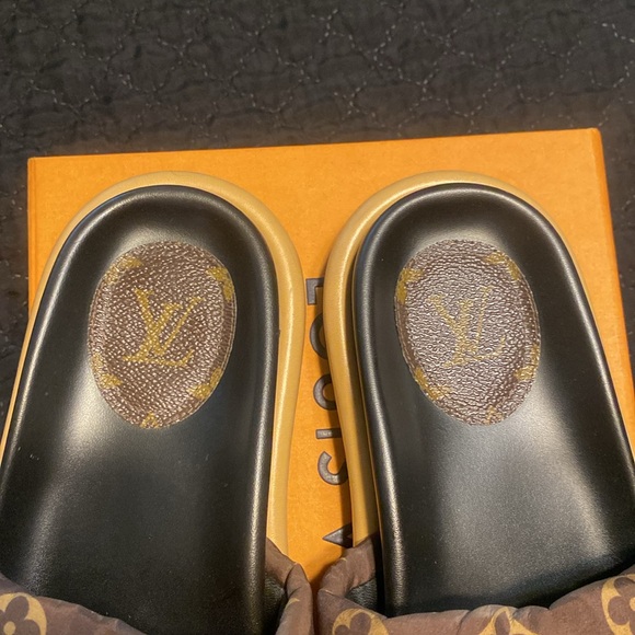 L@@K! LV Logo Puff Slides Sz 40 - Picture 2 of 5